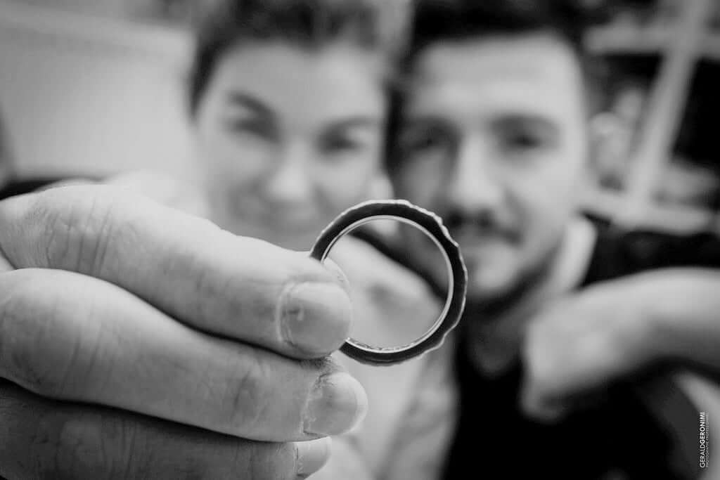 Photo d'un couple avec une alliance dans les mains, créer ses alliances Hauts-de-france.